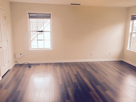 5th image of 404 Country Village Dr
