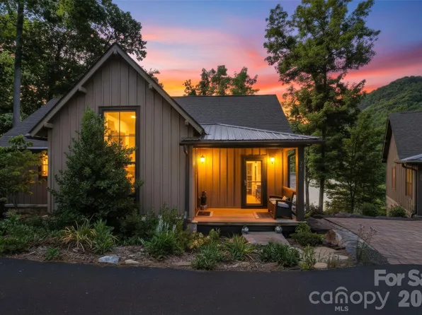 561 Harbor Ridge Dr, Tuckasegee, NC 28783