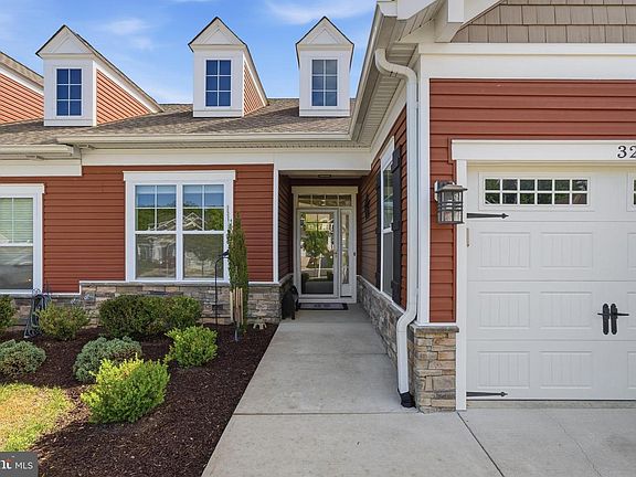 3rd image of 32 Camden Cir
