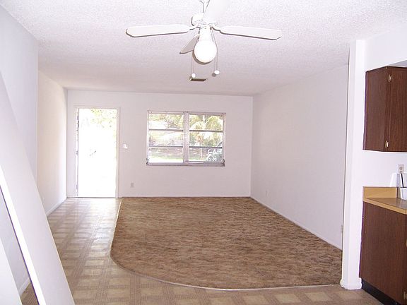 3rd image of 971 Jasmine St