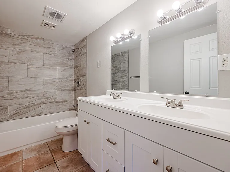 3607 W La Salle St — Photo 8