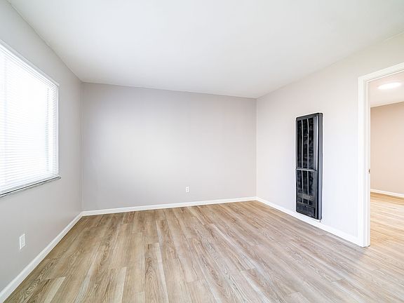 5th image of 1075 Oak St Unit D