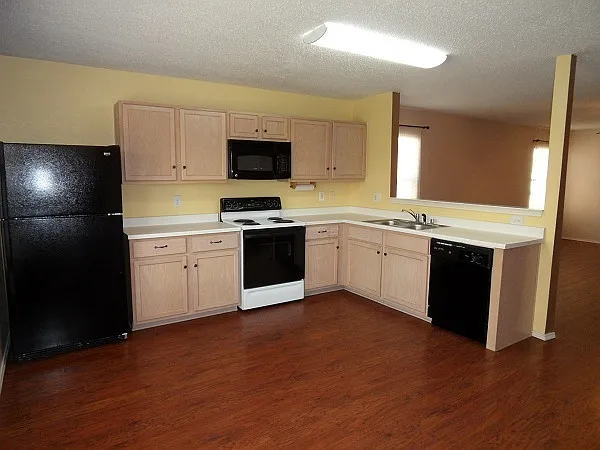 3 bed, 2.0 bath, 1584 sqft, $2,075 — Photo 4