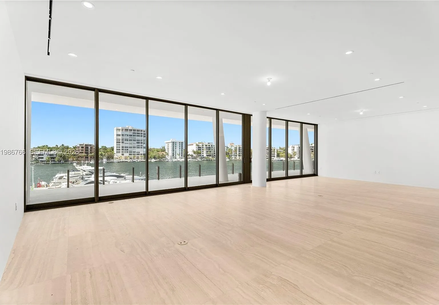4 bed, 4.5 bath, 3834 sqft, $40,000 — Photo 3