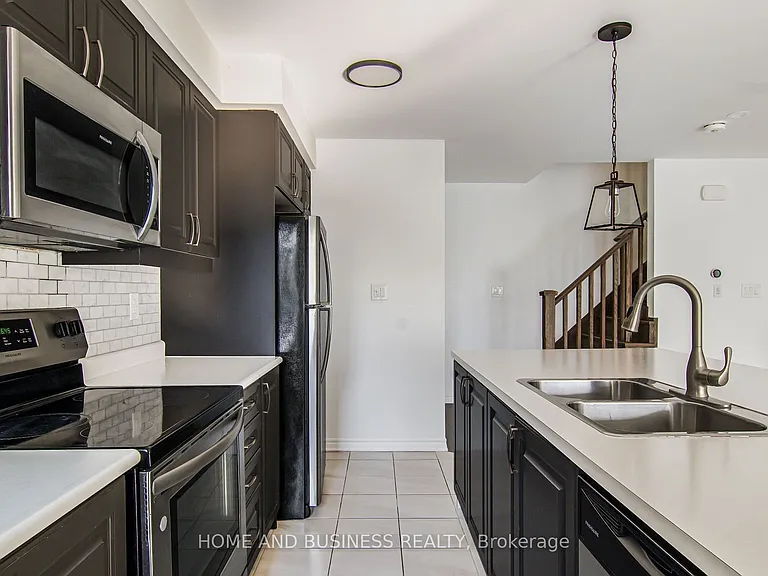 1135 Duignan Cres — Photo 11