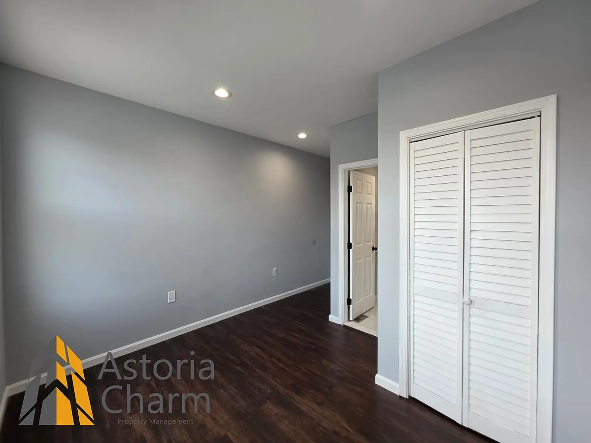 2920 E Madison St - 2920 E Madison St — Photo 4