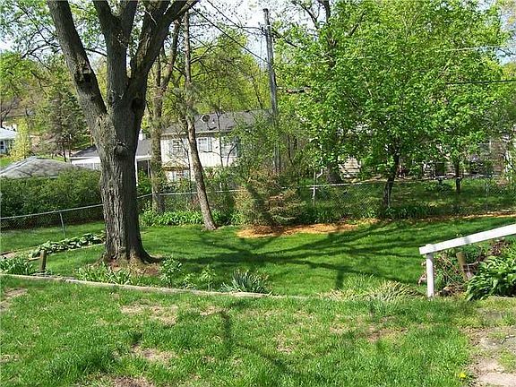 2nd image of 1225 Brockman Dr SE