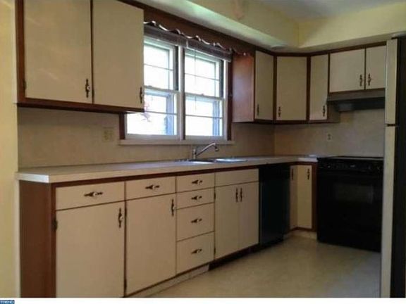 5th image of 536 Charles St