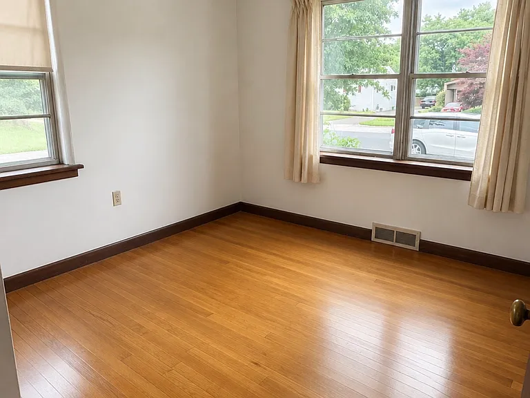 54 Oak Ave — Photo 6