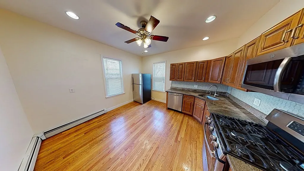 4 bed, 2.0 bath, 1600 sqft, $3,450 — Photo 1