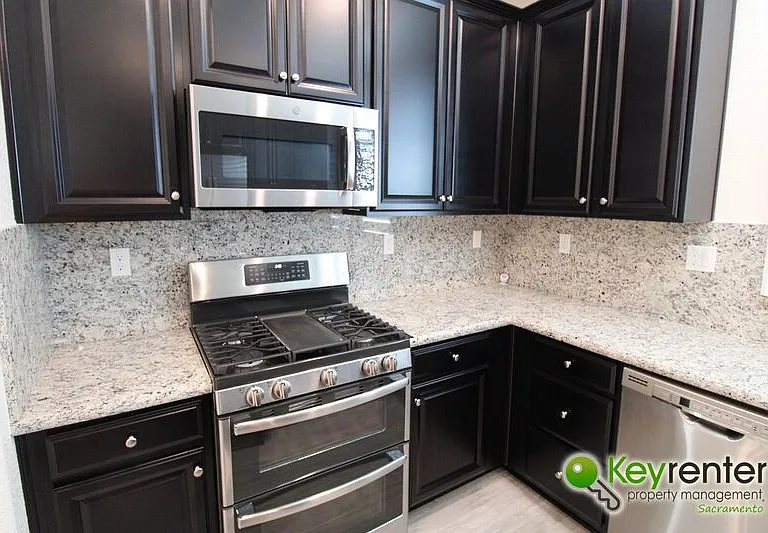 1061 Chapelhill Ln — Photo 11