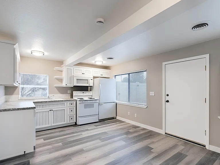 1011 W Willow Ave — Photo 9