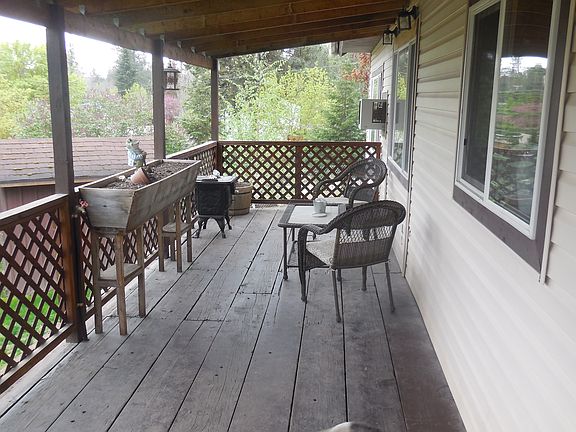 Half wrap around deck