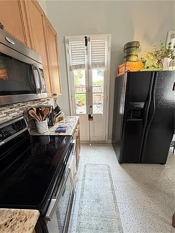 804 Spain St — Photo 8