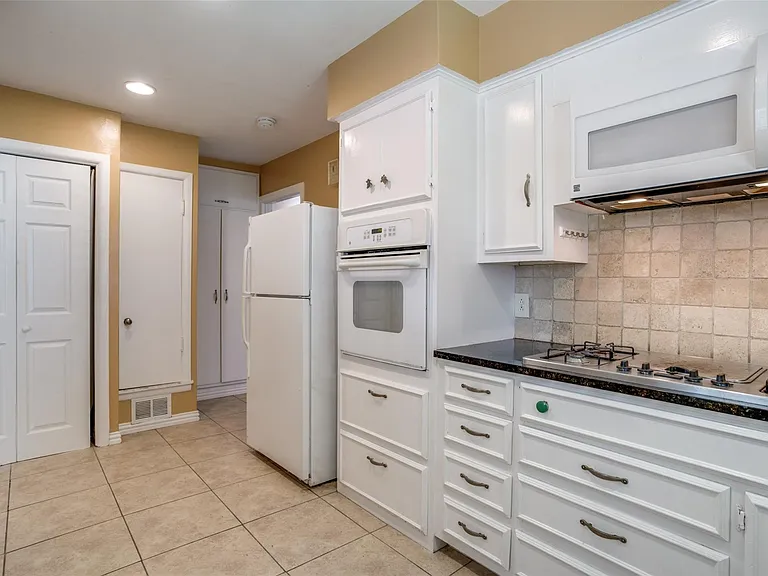 3724 Almazan Dr — Photo 7