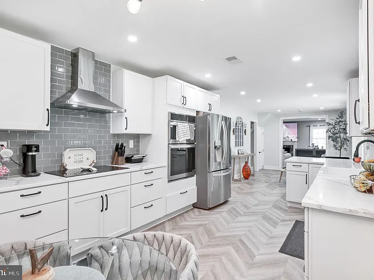 8812 Churchfield Ln — Photo 7