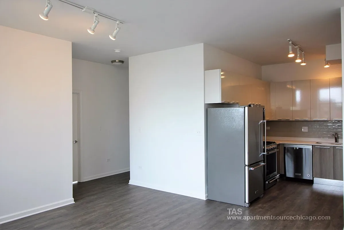 Building Photo - 932 W Dakin St #401