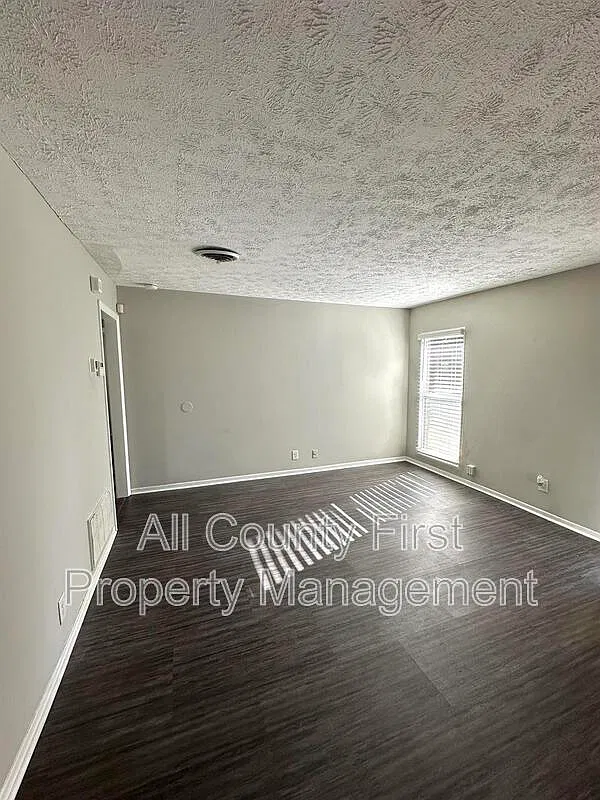2 bed, 1.0 bath, 890 sqft, $1,200 — Photo 4
