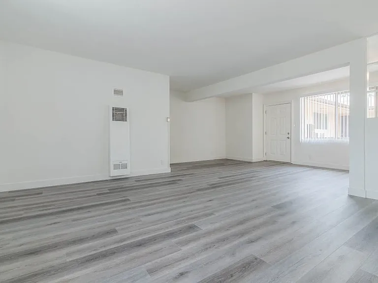 4854-4860 Hazeltine Apartments — Photo 6