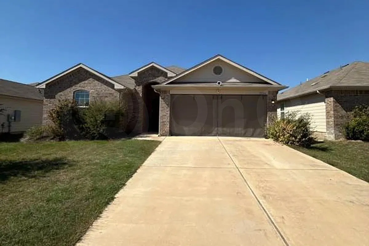 4 bed, 2.0 bath, 2047 sqft, $3,000 — Photo 1