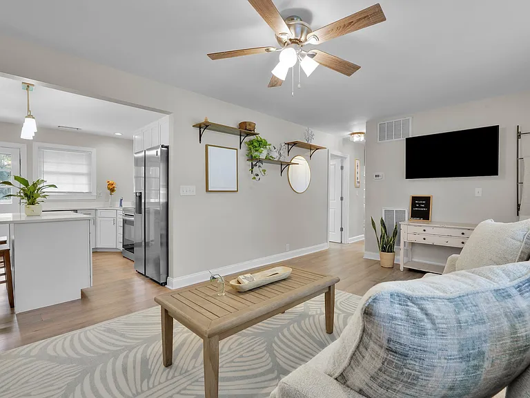 510 Center Dr E — Photo 1