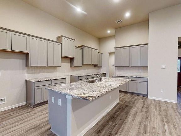 5th image of 1031 Comal Trl