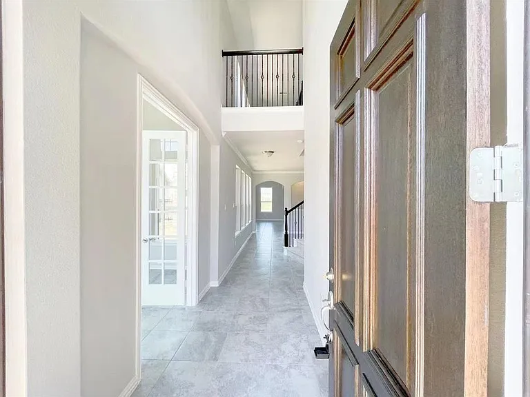 440 Round Lake Dr — Photo 2