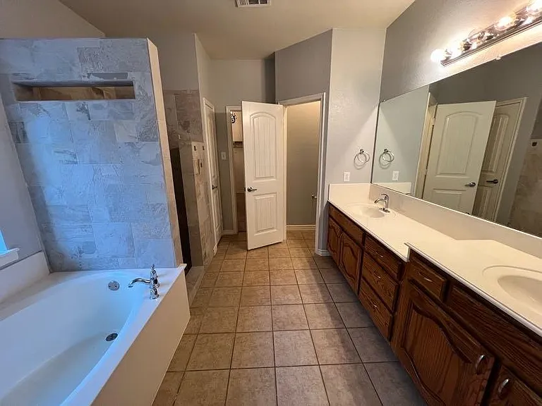 3904 Brush Creek Trl — Photo 16