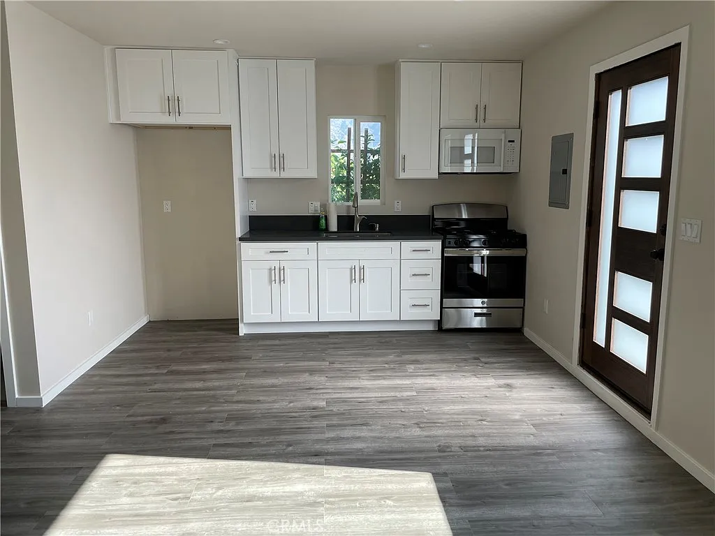Studio, 440 sqft, $1,950 — Photo 2