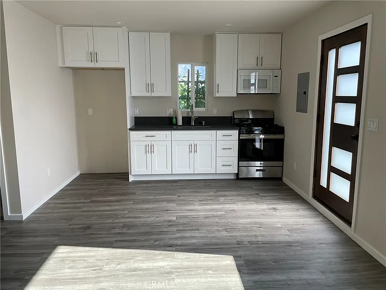 10213 Quill Ave — Photo 2