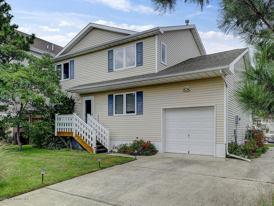 1st image of 251 Evergreen Dr