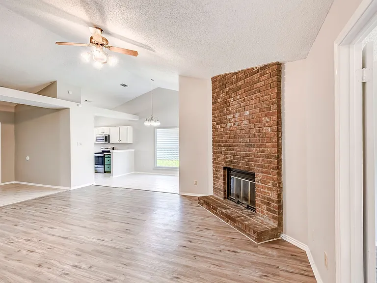 2015 Newton Dr — Photo 9