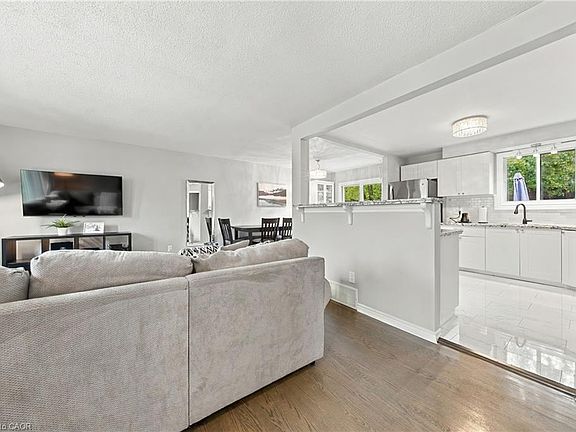 5th image of 429 Limeridge Rd W