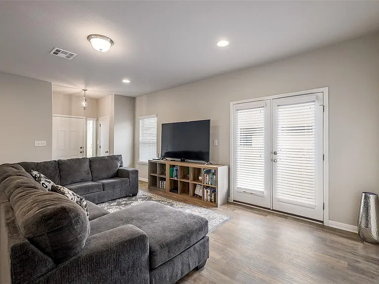 413 Callahan Ln — Photo 8