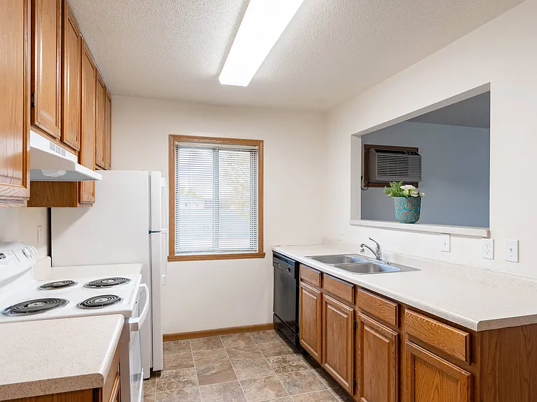 Fargo, ND Oxford Apartments | 21B | Kitchen