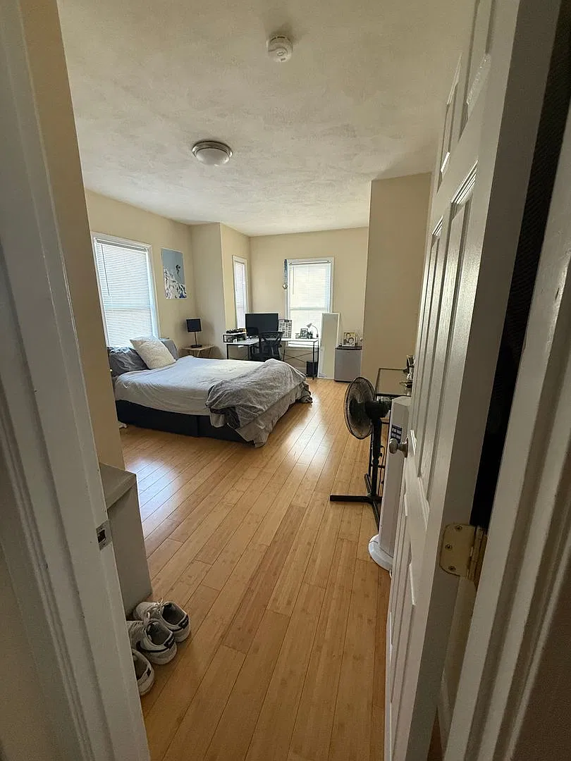 Awesome 3 bed in Allston — Photo 2