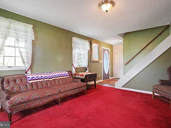 4th image of 15 Edgehill Ln