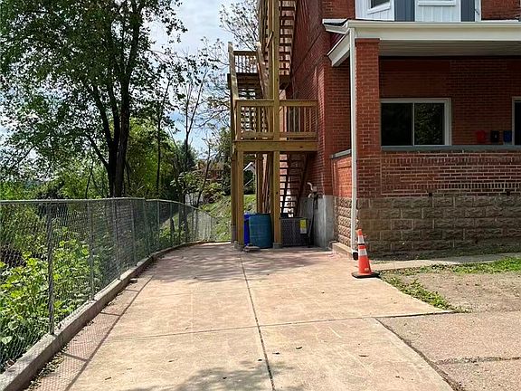 2nd image of 23 Oakland Sq APT 1