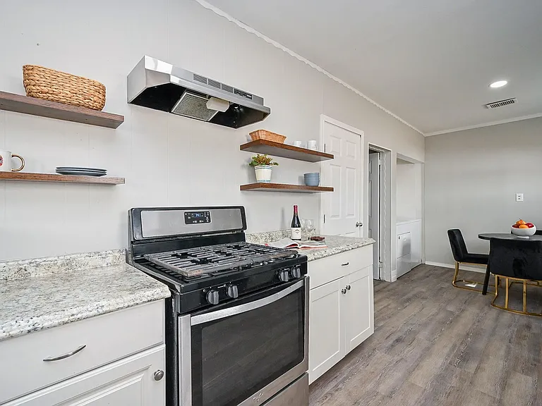 1507 Laird St — Photo 2