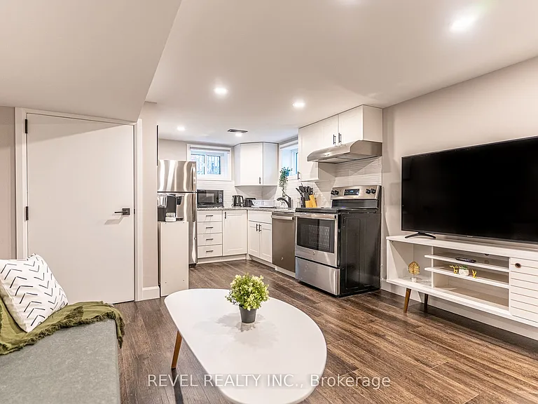 783 Queensdale Ave E #LOWER — Photo 2