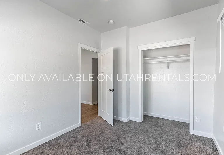 231 W 400 N — Photo 12