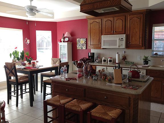 Kitchen with large island