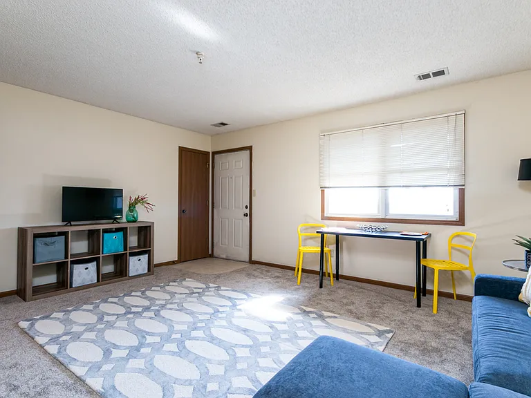 1620 McCain Ln — Photo 4
