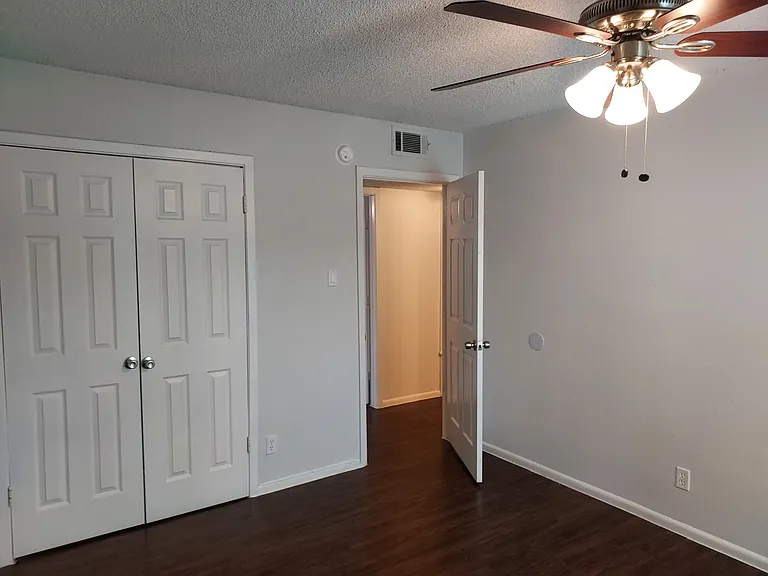 Marbach Manor Apartments — Photo 23