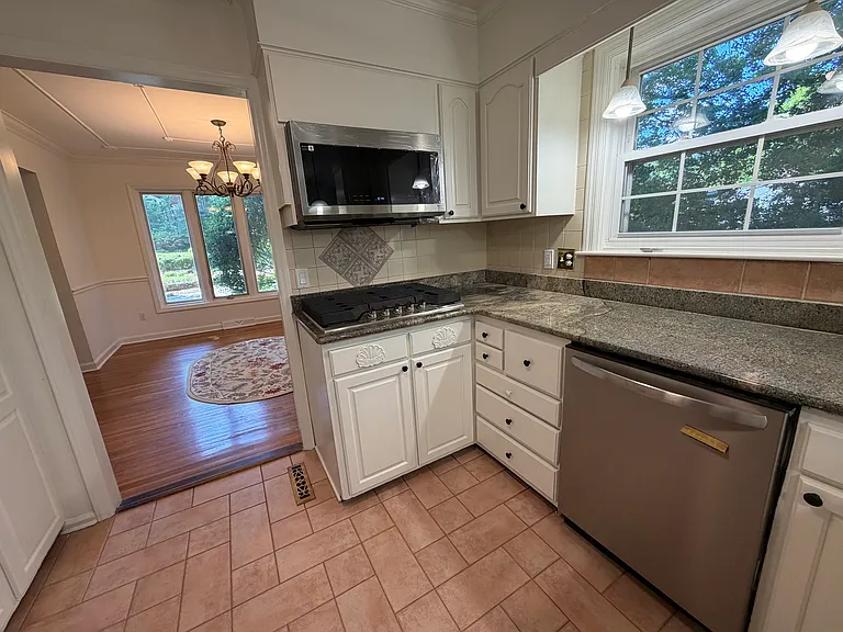 704 Sussex Ct — Photo 5