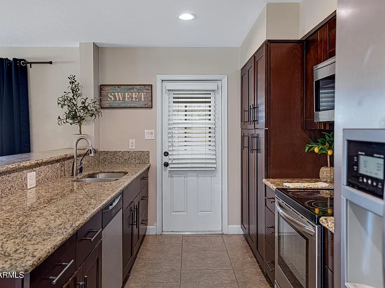 110 W Del Rio Dr — Photo 25