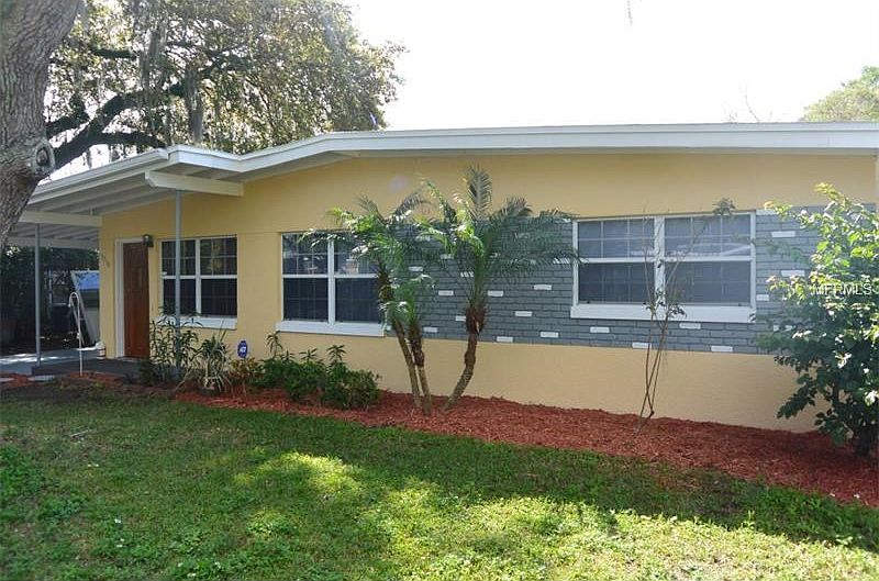 FRONT VIEW OF HOUSE WITH ROBELINI PALM, FRESH MULCH