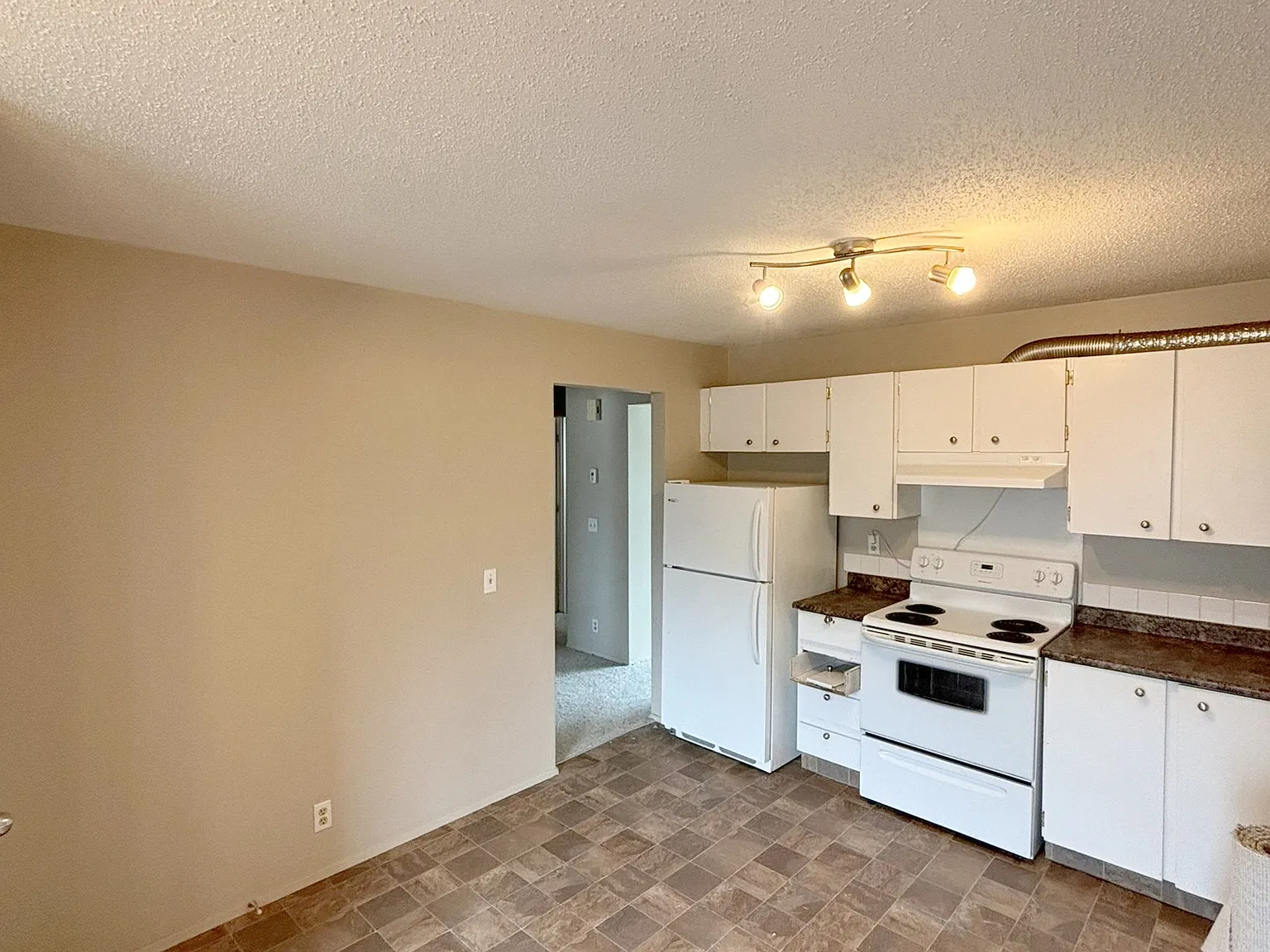 3 Bedroom / 1 Bath House In Castleridge-Tons Of Space For Storage A Must See — Photo 3