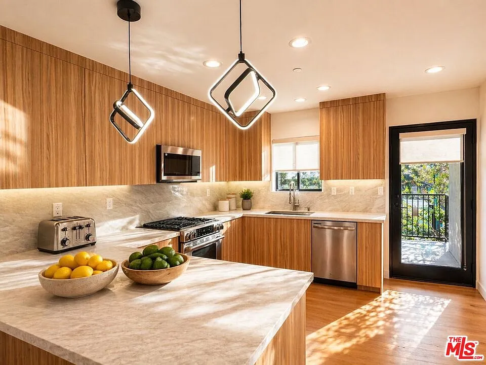 Building Photo - 1146 Hacienda Pl #4
