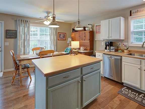 3rd image of 70 Nashport Ln